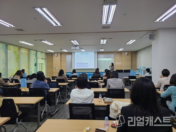 사진: 한양사이버대학교 아동학과 진로·진학 페스티벌 진행 모습