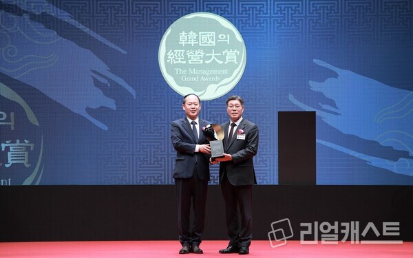 (왼쪽부터) 최권석 한국능률협회 부회장, DGB금융그룹 황병우 회장이 기념촬영을 진행하고 있다. 출처 : DGB금융