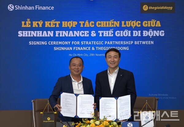 협약식에 참석한 도안 반 히우 엠 (Doan Van Hieu Em) 모바일월드 모바일/가전 부문 CEO(왼쪽부터)와 문동권 신한카드 사장이 기념사진을 촬영하고 있다. 출처 : 신한카드