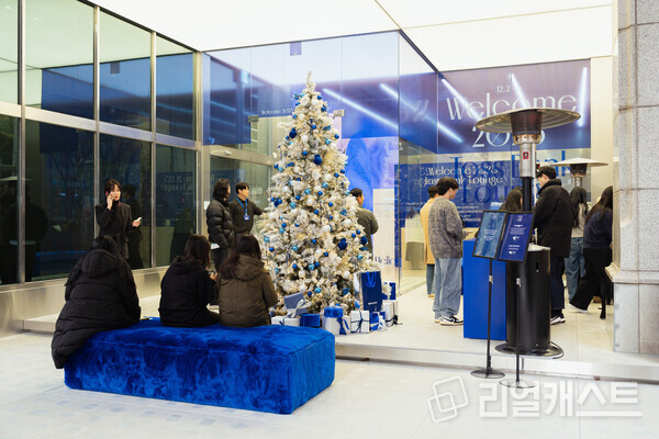 토스뱅크 라운지 오픈 이벤트'가 시작된 2일 오후 서울 강남구 테헤란로 토스뱅크 사옥 1층 토스뱅크 라운지 앞엔 이벤트에 참여하기 위한 고객들로 붐비고 있다. 출처 : 토스뱅크