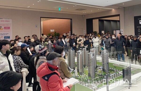 내방객들이 평택 브레인시티 수자인 견본주택 내부에 마련된 모형도를 둘러보고 있다 / (주)한양