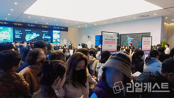 지난 주 개관한 아산탕정자이 퍼스트시티 견본주택 현장에 많은 방문객이 몰리며 인파로 북적였다 /GS건설