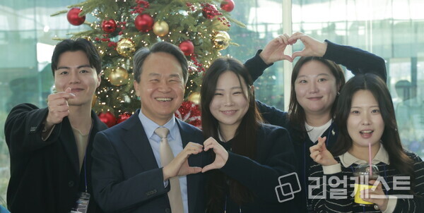 진옥동 신한금융 회장(왼쪽에서 두번째)이 그룹 신입직원들과 기념촬영을 하고 있다. 출처 : 신한금융