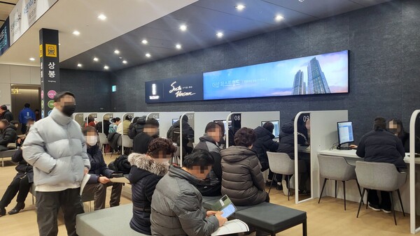 더샵 퍼스트월드 서울 견본주택 내부 상담석 모습 / 포스코이앤씨