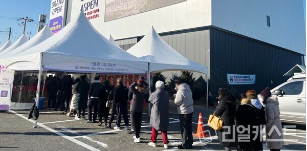 10일, 세종 5-1 L12BL 양우내안애 아스펜 견본주택 내부에 들어가기 위해 방문객들이 줄을 서서 대기하고 있다 / 양우건설