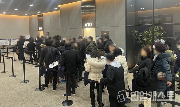 세종 5-1 L12BL 양우내안애 아스펜 견본주택에 마련된 유닛을 관람하기 위해 내방객들이 줄을 서 있다 / 양우건설