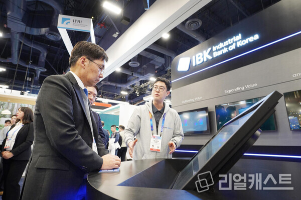 미국 라스베가스에서 개최된 CES 2025에서 김형일 IBK기업은행 전무이사(앞 왼쪽)가 IBK홍보관을 둘러보고 있는 모습. 출처 : IBK기업은행