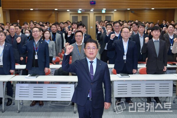 농협은행 여신심사부문 김성훈 부행장과 임직원 170여명은 14일 서울 중구 소재 본사에서 「2025년 사업추진 및 윤리경영 실천 결의대회」를 실시했다. 출처 : NH농협은행