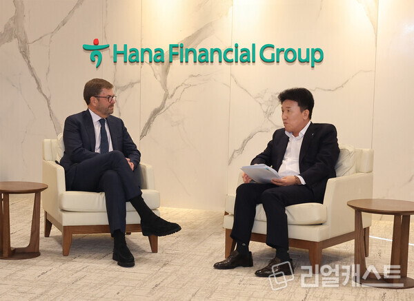 함영주 회장(사진 오른쪽)과 존 코노턴(John Connaughton) 베인캐피탈 글로벌 CEO(사진 왼쪽)가 국내 투자 확대 전략에 대한 의견을 나누고 있다. 출처 : 하나금융