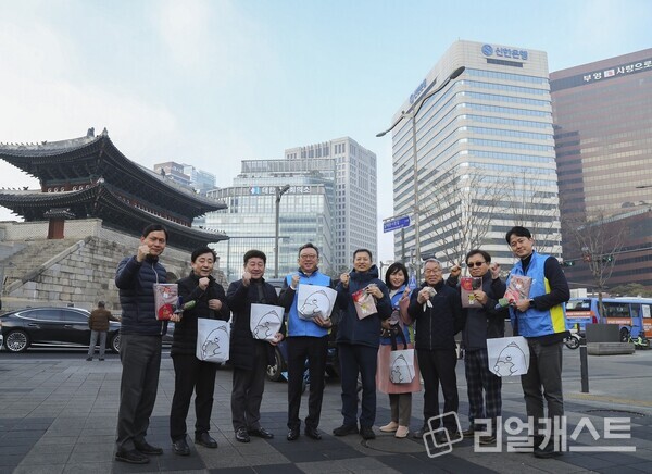 지난 22일 신한은행이 서울 중구 남대문시장 일대에서 ‘설맞이 상생캠페인’을 진행했다. 정상혁 신한은행장(왼쪽 네 번째), 문남엽 남대문시장상인회장(왼쪽 세 번째) /신한은행