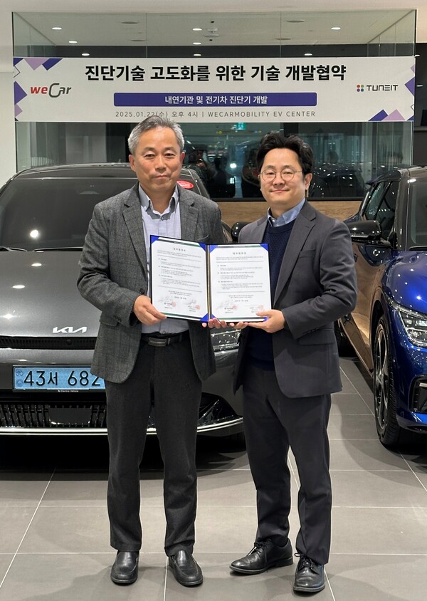 위카모빌리티 정태영 대표(좌)와 튠잇 송영욱 대표가 기술 개발협약 체결 후 기념사진을 촬영하고 있다. 출처 : 벤처기업협회