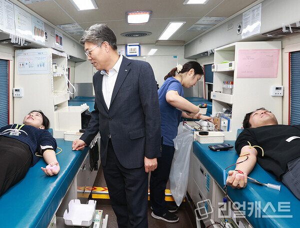 황병우 은행장이 헌혈하는 직원들을 격려하고 있다. 출처 : iM뱅크