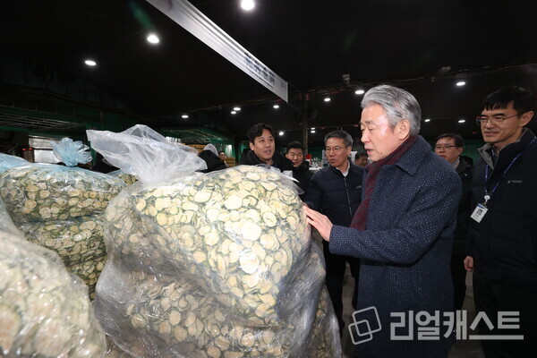 강호동 농협중앙회 회장(오른쪽에서 세번째)이 4일 농협 가락공판장을 둘러보며 농산물 수급상황을 점검하고 있다. 출처 : 농협중앙회