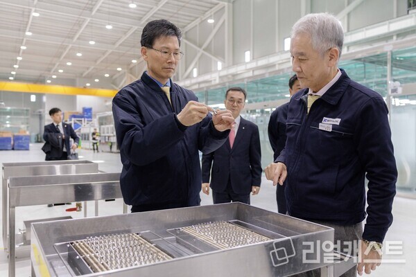 강태영 NH농협은행장(왼쪽)과 윤종찬 비엠티 대표이사(오른쪽)가 지난 13일 부산광역시 기장군 비엠티 본사에서 생산시설을 돌아보고 있다. 출처 : NH농협은행