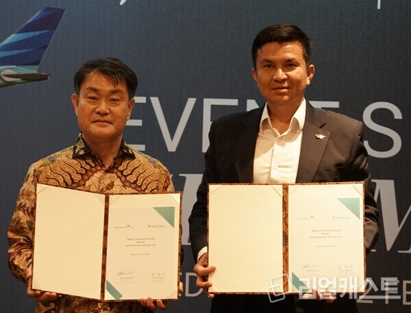 하나카드 성영수 대표이사(왼쪽)와 가루다인도네시아 와밀단 대표이사(오른쪽)가 지난 12일 가루다인도네시아 본사에서 열린 파트너십 체결식에서 기념촬영을 하고 있는 모습. 출처 : 하나카드