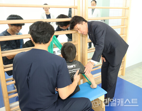 지난 17일 전달식에 참석한 함영주 회장(사진 맨 오른쪽)이 중추신경계 발달치료를 받고 있는 장애 아동에게 따뜻한 격려의 말을 전하고 있다. 출처 : 하나금융