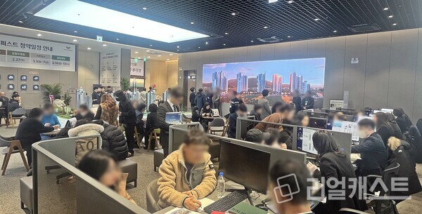 대전 롯데캐슬 더퍼스트 견본주택 내부 상담석에서 예비 청약자들이 상담을 받고 있다 / 롯데건설
