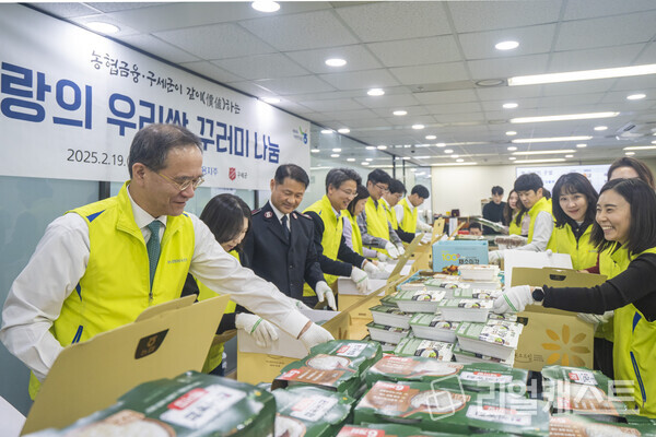 이찬우 회장(왼쪽에서 첫 번째), 한세종 서기장관(왼쪽에서 세 번째) 및 직원 봉사단이 우리 쌀 꾸러미를 포장하고 있다. 출처 : NH농협금융