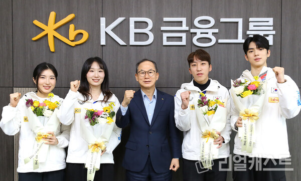 (왼쪽부터) 김길리 선수(쇼트트랙),최민정 선수(쇼트트랙),KB금융 양종희 회장,박지원 선수(쇼트트랙),차준환 선수(피겨 스케이팅)가 기념촬영을 하고 있다. 출처 : KB금융