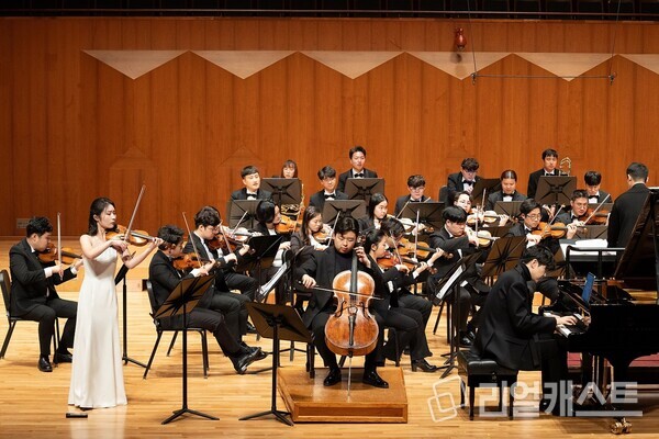 지난 25일 서울시 서초동 소재 예술의전당 콘서트홀에서 진행된 ‘2025 위드콘서트’에서 하트하트 오케스트라와 클래식 음악 신예들이 함께 공연하는 모습. 출처 : 신한은행