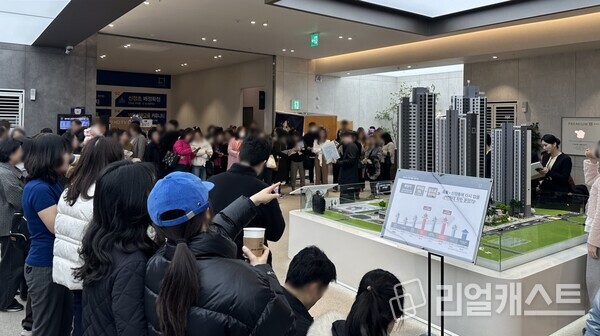 내방객들이 문수로 센트레빌 에튜리체 견본주택 내부에 마련된 모형도를 보고 있다 / 동부건설