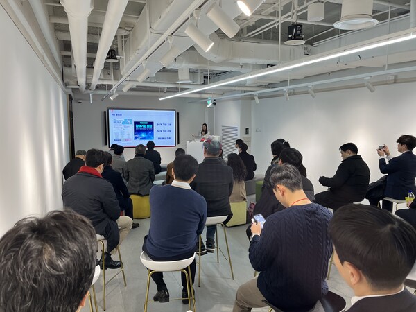 지난해 11월 서울 광진구 워커힐 호텔에서 열린 _9회 공명전에서 공명전 과정을 설명하고 있다.출처 : 공명파트너즈