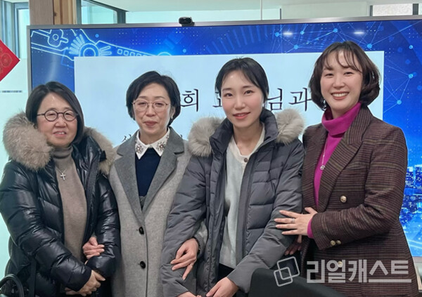 김학희 서울아산병원 영상의학과 교수(왼쪽 첫번째), 장연진 메일랩 Chief Medical Officer (왼쪽 두번째), 김희정 서울아산병원 영상의학과 교수(세번째), 양동하 메일랩 부사장 (오른쪽). 출처 : MAILab