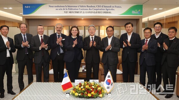 농협중앙회 강호동 회장과 아문디 CEO 발레리 보드송을 비롯한 관계자들이 협력 강화를 논의하며 기념 촬영을 진행했다. 출처 : 농협중앙회