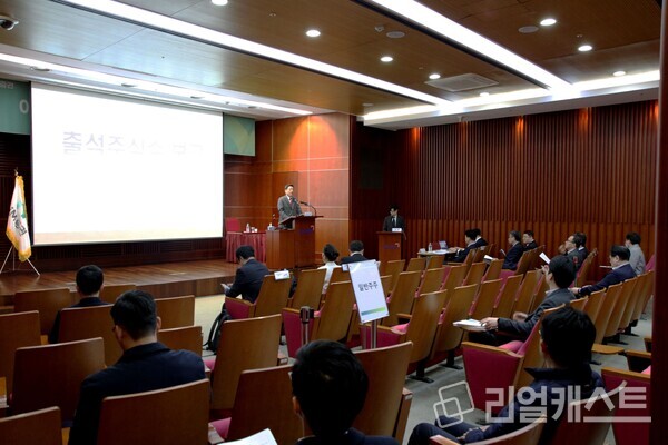 이날 행사에 참석한 진옥동 신한금융지주 회장이 의사를 진행하고 있다. 출처 : 신한금융