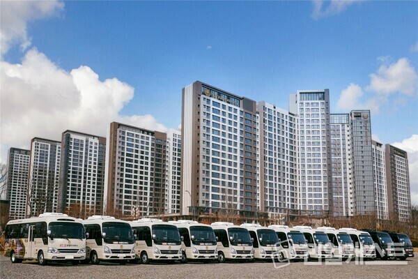 총 12대로 운영하는 로열파크씨티 입주민 전용 셔틀버스 / DK아시아