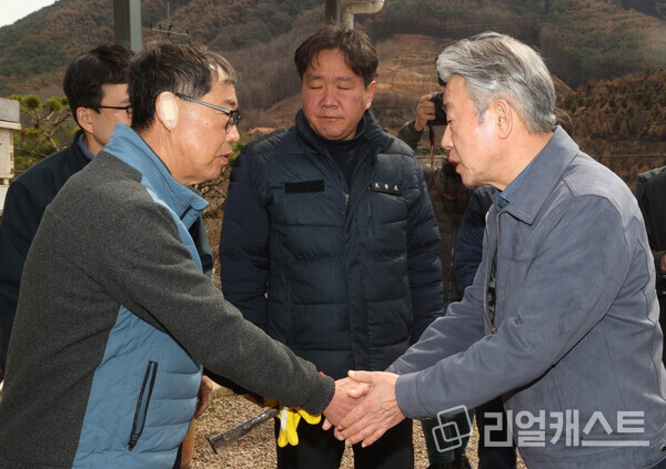 농협중앙회 강호동 회장(오른쪽)은 29일 경남 산청 산불피해농가를 방문해 피해를 입은 농업인의 손을 맞잡고 깊은 위로를 전하고 있다. 출처 : 농협중앙회