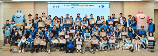 지난 29일 우리은행 본점에서 열린 WOORI가족 봉사단 발대식에서 봉사단이 직접 만든 희망상자와 마음상자를 들고 기념촬영을 하고 있다. 출처 : 우리은행