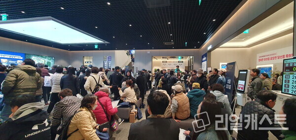 지난 3월 28일 문을 연 풍무역 롯데캐슬 시그니처 견본주택에 많은 내방객이 모였다 / 롯데건설