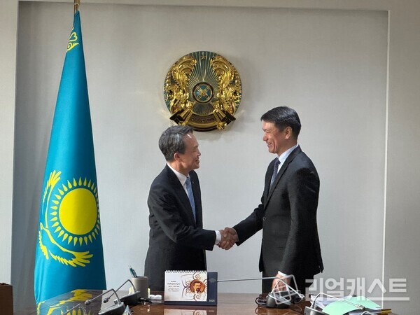 진옥동 신한금융그룹 회장이 누를란 압드라흐마노프(Nurlan Abdrakhmanov) 카자흐스탄 금융감독원 은행 담당 수석부원장을 만나 인사를 나누고 있다. 출처 : 신한금융