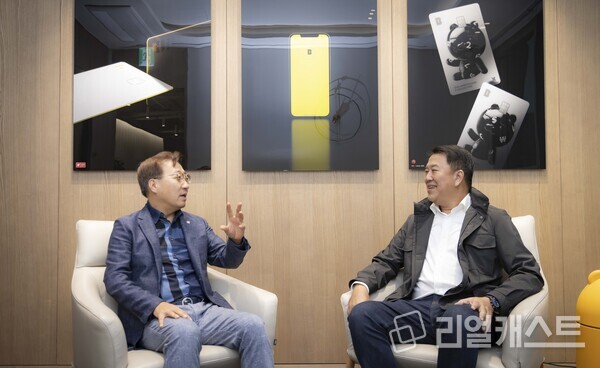 지난해 11월 태국 금융지주회사 SCBx가 카카오뱅크 판교오피스(경기 성남시)를 방문해 카카오뱅크 경영진과 가상은행 합작 인가 추진 현황에 대한 회의를 진행했다. 카카오뱅크 윤호영 대표(왼쪽)와 아르시드 난다위다야(Arthid Nanthawithaya) SCBX 대표이사가 이야기를 나누고 있다. 출처 : 카카오뱅크