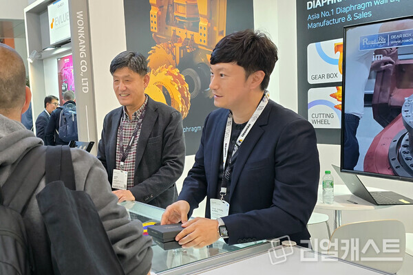 바우어 박람회에서 바이어 상담을 진행 중이다. 출처 :(주)원강