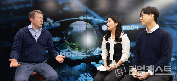 하나증권 본사 스튜디오에서 매튜 브라이슨(왼쪽 첫번째)과 하나증권 직원들이 인터뷰를 진행하고 있다. 출처 : 하나증권