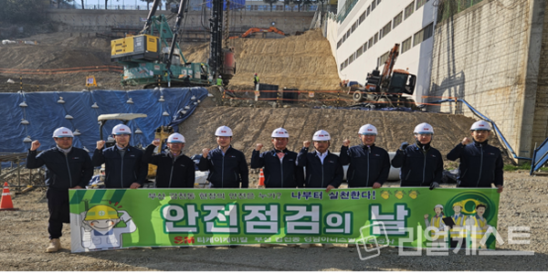 SM 그룹 티케이케미칼 이동수 대표 (앞줄 가운데) 와 임직원들이 공사현장을 찾아 안전점검을 실시하고 파이팅을 외치고 있다. 출처 : SM그룹