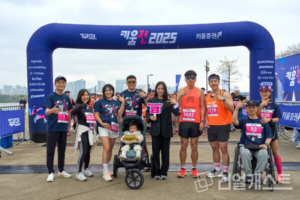 키움증권 광고모델 고민시(가운데), 사단법인 무의 홍윤희 이사장(왼쪽에서 두번째), 키움증권 엄주성 대표이사(왼쪽에서 첫번째). 출처 : 키움증권