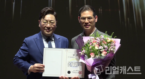 (왼쪽부터) 임상준 한국환경공단 이사장, 권혁태 디지엠유닛원 대표. 출처 : 디지엠유닛원