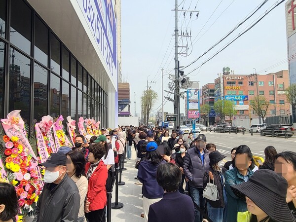 해링턴 스퀘어 산곡역 견본주택 내부에 들어가기위해 방문객들이 긴 줄을 서있다 / 효성중공업