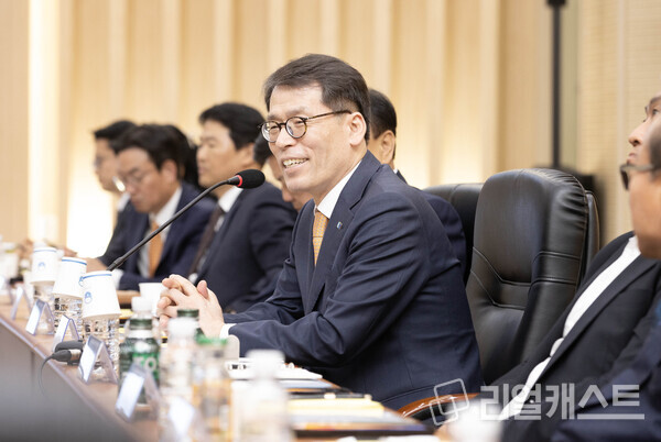 23일 안양과천상공회의소에서 열린 중소기업 현장 간담회에서 김성태 IBK기업은행장이 중소기업 대표들과 대화 하고 있는 모습. 출처 : IBK기업은행