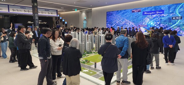 내방객들이 해링턴 스퀘어 산곡역 견본주택을 둘러보고 있다 / 효성중공업