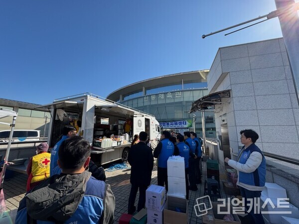 지난 3월 경북지역 산불 발생 이후 피해 복구를 위해 신한은행 임직원들이 봉사활동을 진행한 현장 모습. 출처 : 신한은행