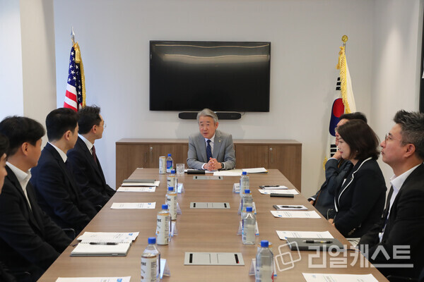 강호동 농협중앙회장은 23일(현지시간), 미국 뉴욕 맨해튼에 위치한 농협은행 뉴욕지점을 방문해 직원들과 간담회를 실시하고 있다. 출처 : 농협금융지주