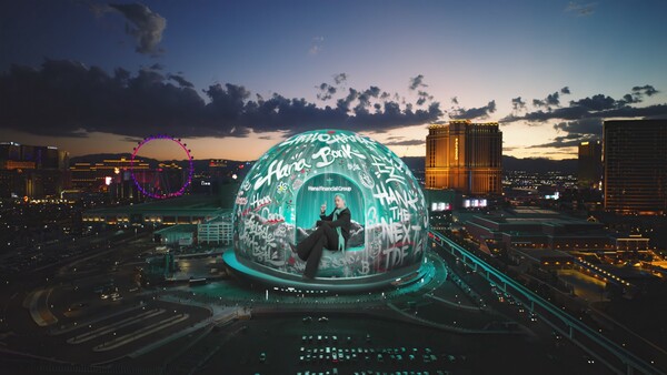 스피어에 연출된 One Spirit One Team 광고 캠페인 모습. 출처 : 하나금융