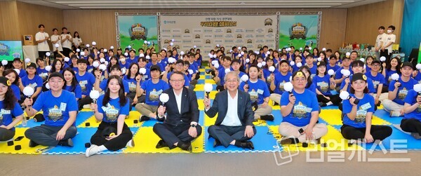 지난 29일 우리은행 본점에서 열린 ‘우리 외환 챔피언십’에서 임종룡 우리금융그룹 회장(첫줄 왼쪽 다섯번째)와 정진완 우리은행장(첫줄 왼쪽 네번째)이 본선에 참가한 우리은행 직원들과 기념 사진을 촬영하고 있다. 출처 : 우리은행