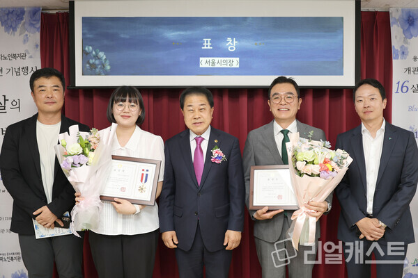 서울시의회 김용호 의원(왼쪽 세번째)과 김정훈 하나증권 FICC본부장(오른쪽 두번째), 하나증권 직원들이 기념촬영을 하고 있다. 출처 : 하나증권