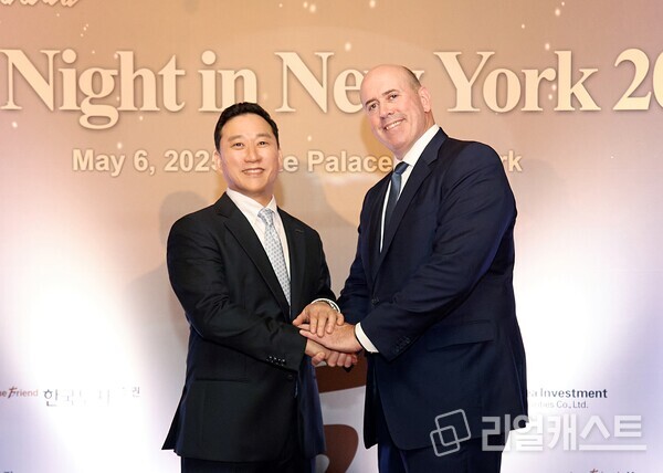 지난 6일(현지시간) 한국투자증권이 미국 뉴욕에서 개최한 글로벌IR 행사 ‘KIS Night in New York 2025’에서 김성환  사장(왼쪽)과 하비 슈워츠(Harvey M. Schwartz) 칼라일그룹 CEO(오른쪽)가 기념촬영을 하고 있다. 출처 : 한국투자증권