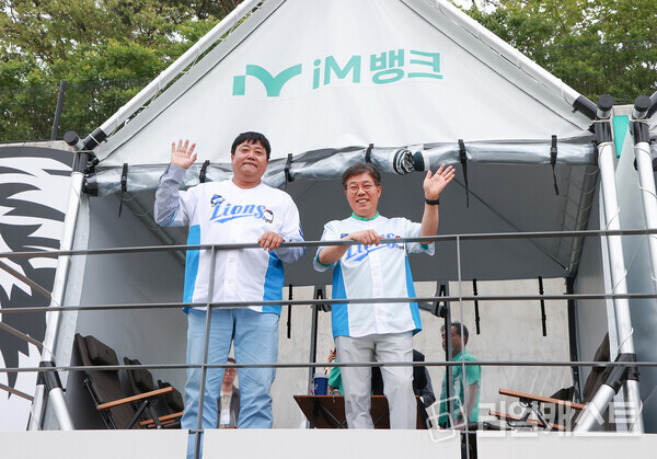 시구를 맡은 양준혁 전 삼성라이온스 선수(왼쪽), 시타를 맡은 황병우 iM뱅크 은행장. 출처 : iM뱅크